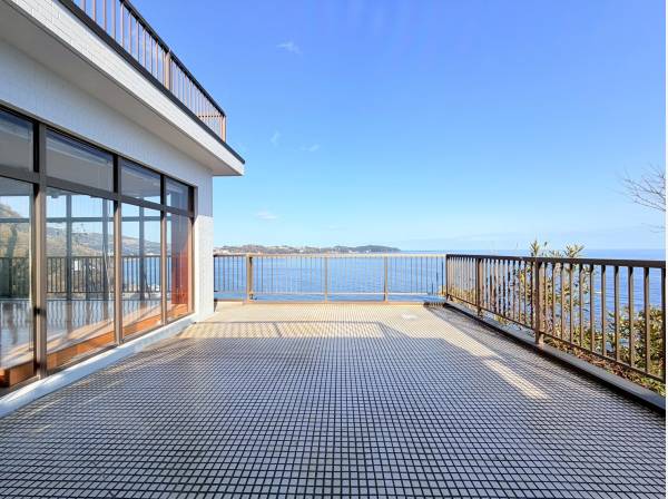 2階リビングからは広大なテラスへ！アウトドアリビングとしても◎