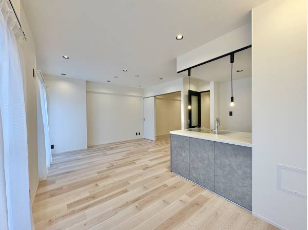 キッチンからはリビングで遊ぶ子供たちの姿がうかがえ安心です