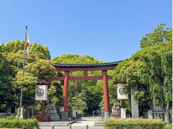 大きな鳥居が目を惹く平塚八幡宮まで徒歩6分 (約450ｍ)