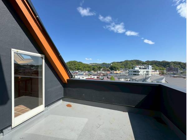 椅子を置いて読書を楽しんだり、逗子の心地よい風を感じたりできます。