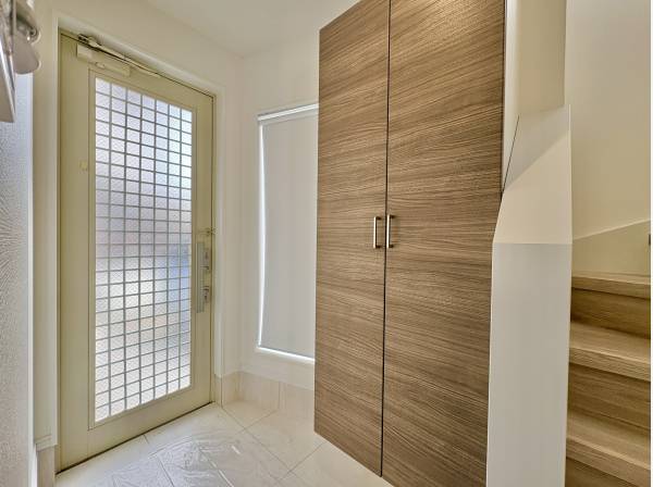 落ち着いた雰囲気のある玄関は、ご家族の帰りを暖かく迎えます。