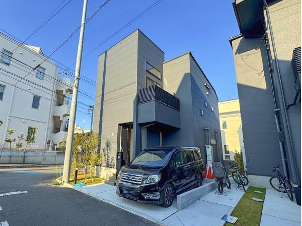 外観。この角度で見るとクールでモダンな印象。