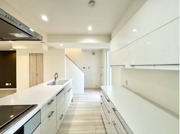 吊り戸棚とカップボード設置済
統一感があり収納力も豊富に