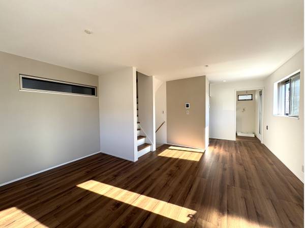 リビングを含め、全室皆向きで燦々と陽が差し込む室内