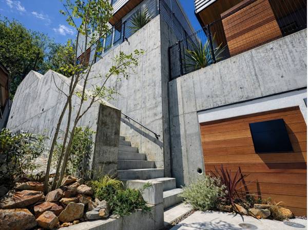 素材感と植栽が調和した、デザイン性の高いエントランスアプローチ。