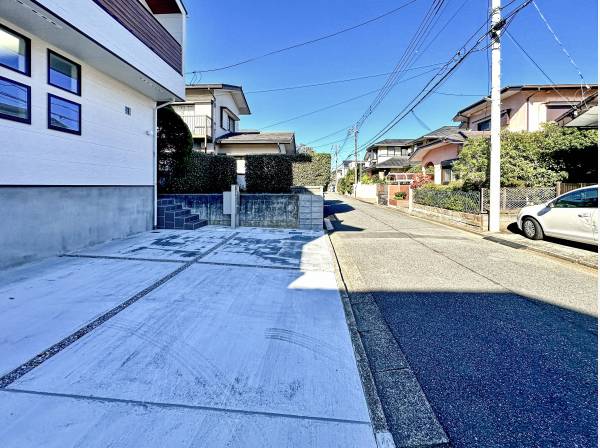 前面道路は広く、交通量も少なく、お車は並列で２台駐車可能です