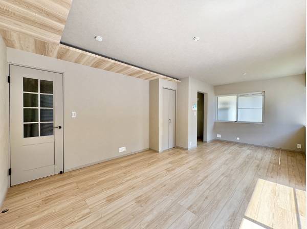 陽光差しこみリビングで家族団らんのひとときをお過ごしください