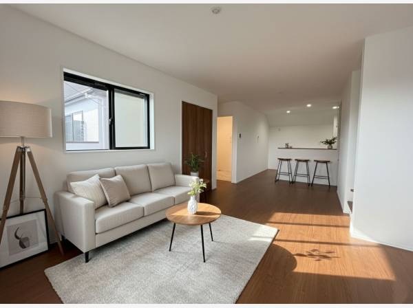 家族の集まるリビングは明るく開放的(家具はイメージです)