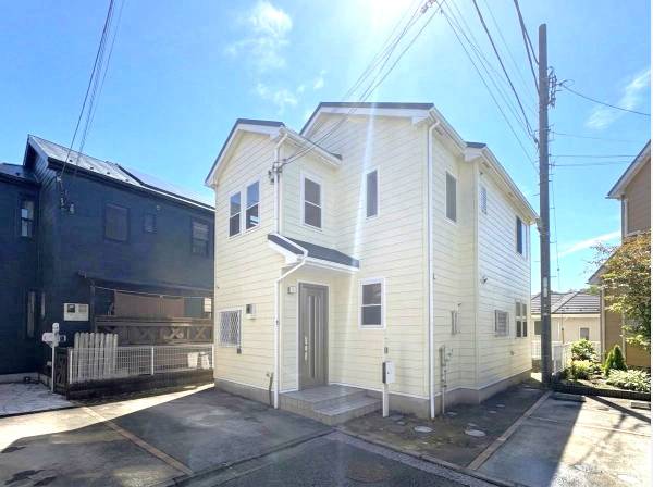 落ち着いた住宅街に馴染む外観