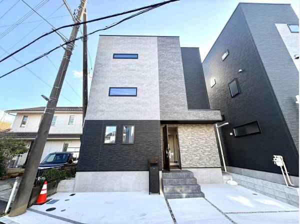 街並みに調和する洗練された佇まい