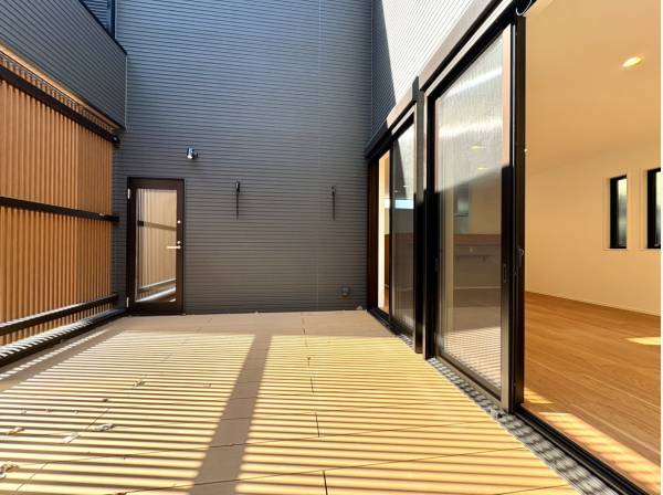 プライバシーの守られたウッドデッキ