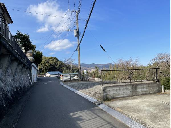 前面道路の様子、電柱の先より当該地の接道がございます。