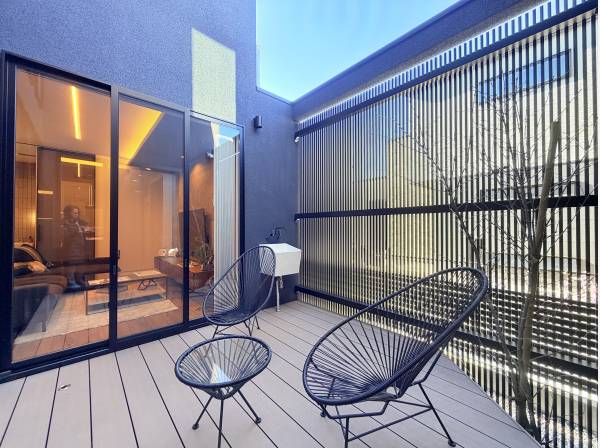 雰囲気のある中庭でティータイムをお楽しみいただけます♪