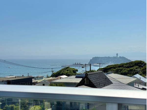スカイバルコニーからは、江ノ島、海、湘南の景色を一望します