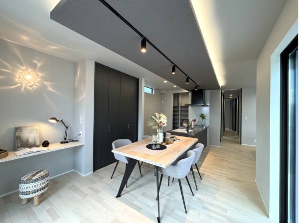 お洒落な折下天井のキッチンは収納も豊富に完備