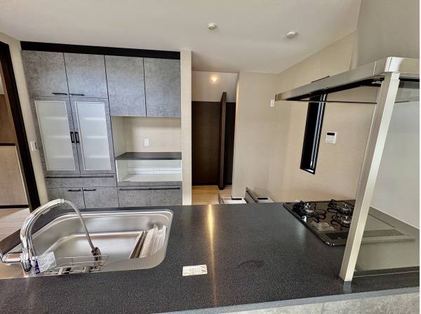 キッチンもものすごく広くて収納力もタップリ