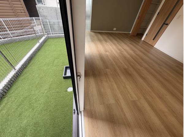 バルコニーから庭に出られます！大勢でBBQができますね！