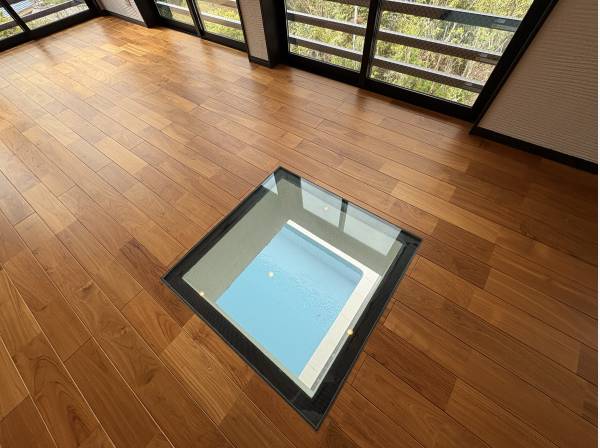 リビングの床からプールが見えます