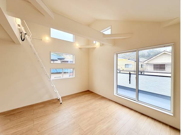 窓から優しい光が差し込むリビング