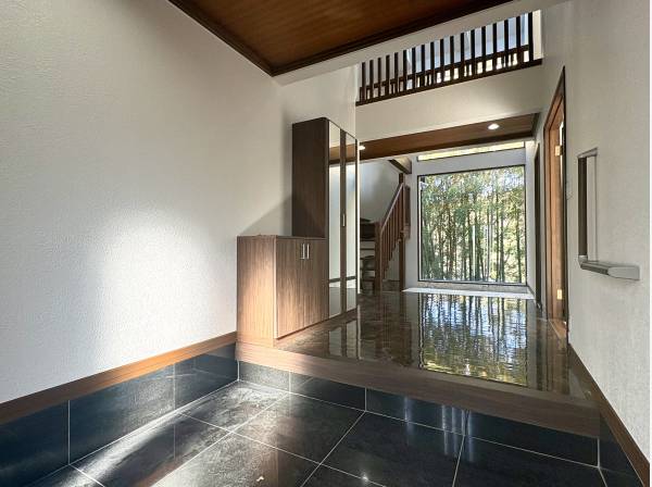 ゆったりとしたインパクトのある玄関ホール