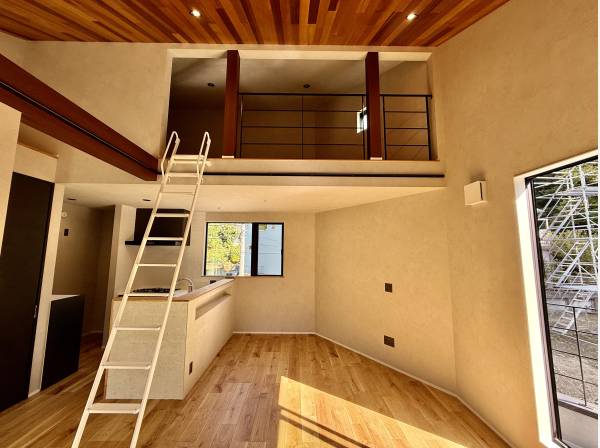 勾配天井で開放的なリビングルーム