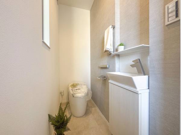 明るい色調のクロスが清潔感を演出