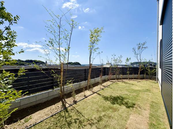 ちょっとしたお庭スペースもあり、こちらからも海を望みます！