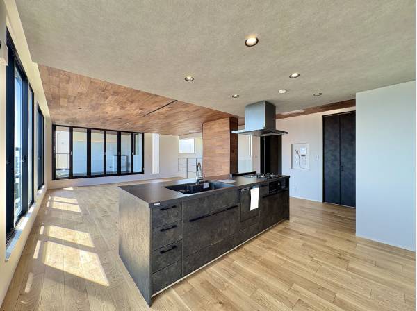 キッチンは対面式なのでリビング側を見渡すことが出来ます