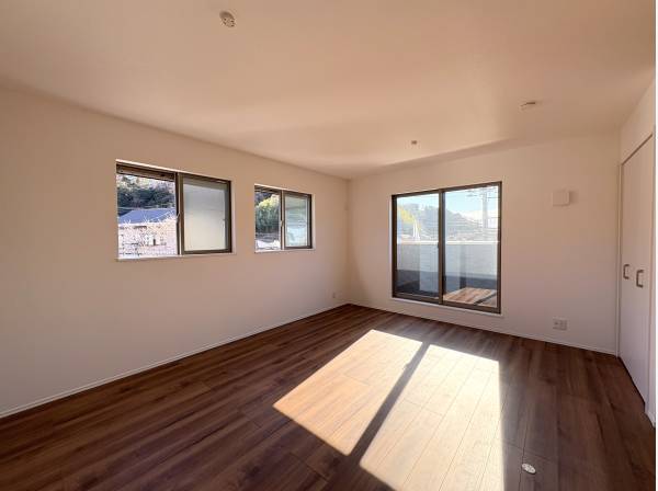 １０帖を超すメインベッドルームは２部屋に仕切れば４ＬＤＫに