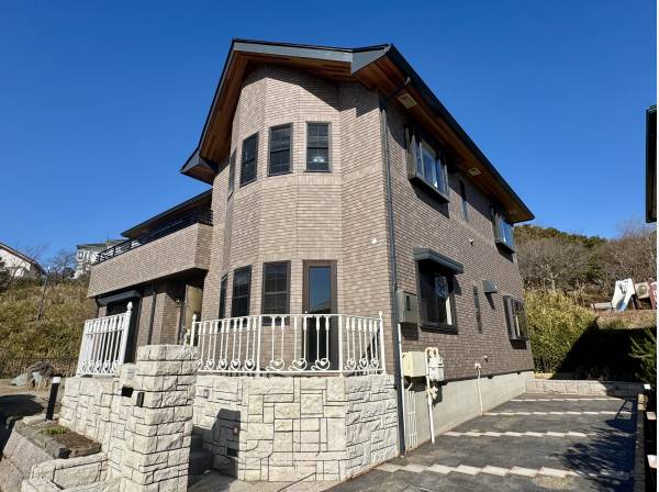 空に映えるタイル貼りの佇まい。街並みに品よく馴染む凛とした外観。