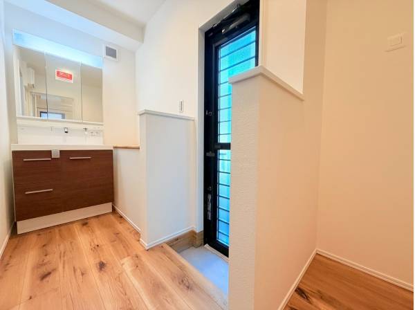 1階パウダールームにはバスルームへ直行できる勝手口付き！