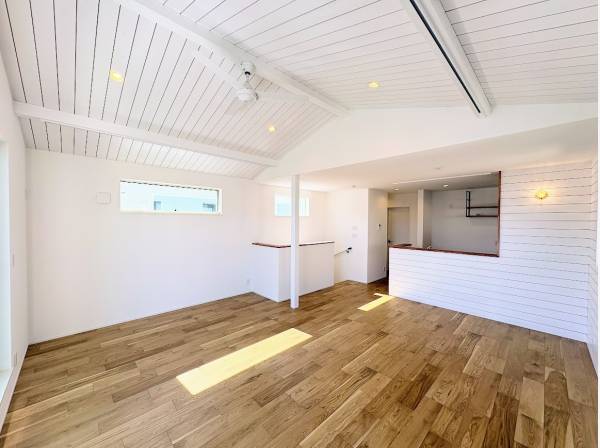 開放感のある勾配天井のLDK