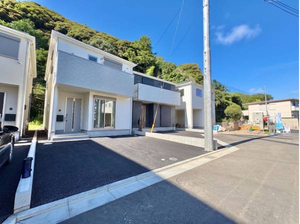 湘南の閑静な住宅地に馴染む、落ち着いた色合いの外観です