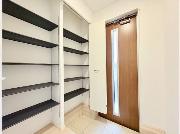 広く収納性のある玄関収納