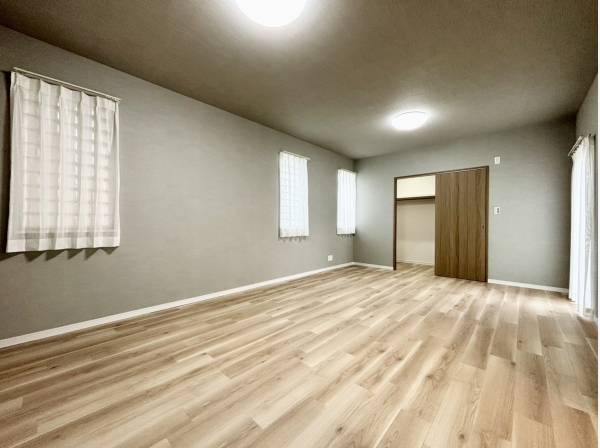 1階部分にも広々とした洋室部分がございます