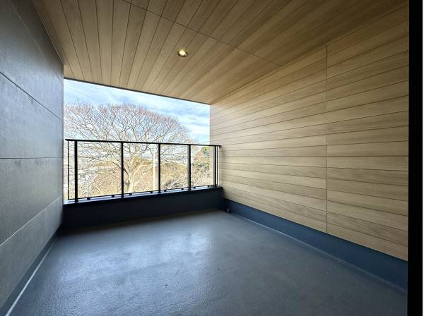 森を額縁にした、鎌倉山の特等席。