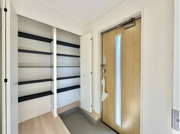 玄関には、大容量のシューズクロークがございます。