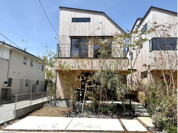 屋久島地杉の大和張りが映える外観。