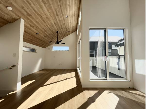 •リビングの上部は勾配天井になっていて明るく開放的な空間が広がります。