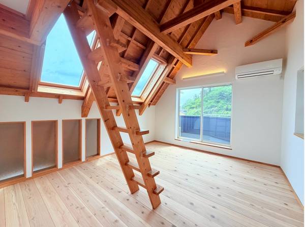 3階居室は約9帖の光溢れる空間、あたたかいですね