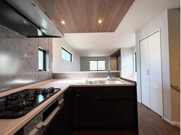 部屋を見渡すL字型キッチン