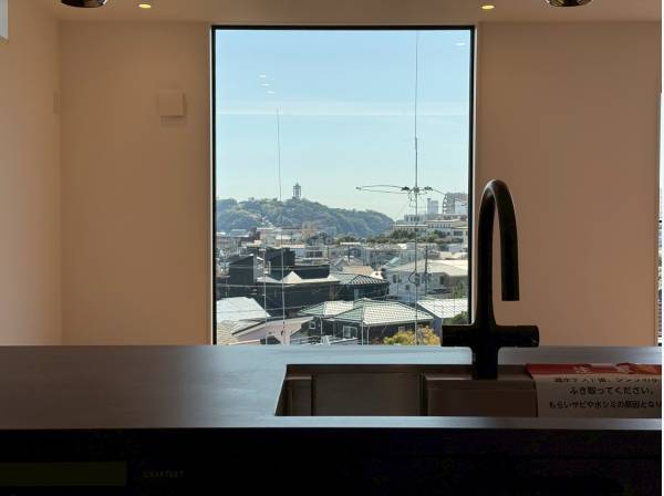 江ノ島を望みながら料理も楽しめます