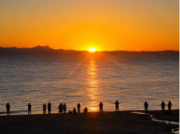 水平線から昇る朝日を望む三浦海岸ならではの贅沢な風景です。