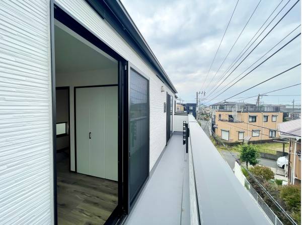 2部屋から行き来可能なバルコニー