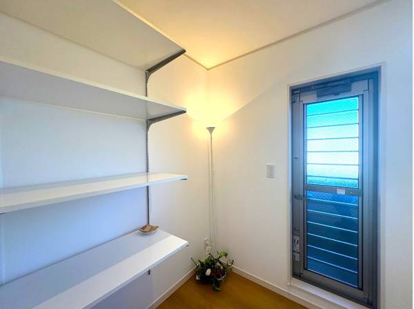 キッチン横にはパントリー、勝手口もついています