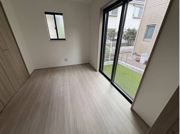 リビングの隣には部屋があり、庭に出られますよ！