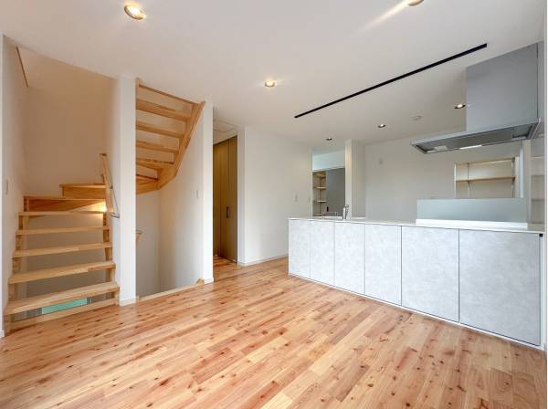 空間の繋がりを意識したオープンキッチンやリビングイン階段