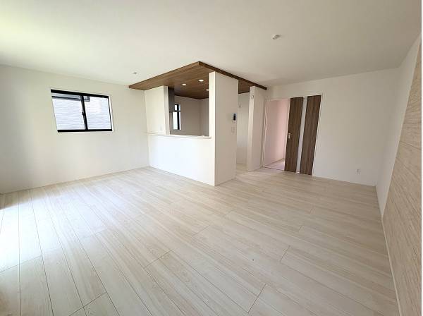 大きな窓から光が差し込む、開放的なLDK。お洒落なアクセントクロス