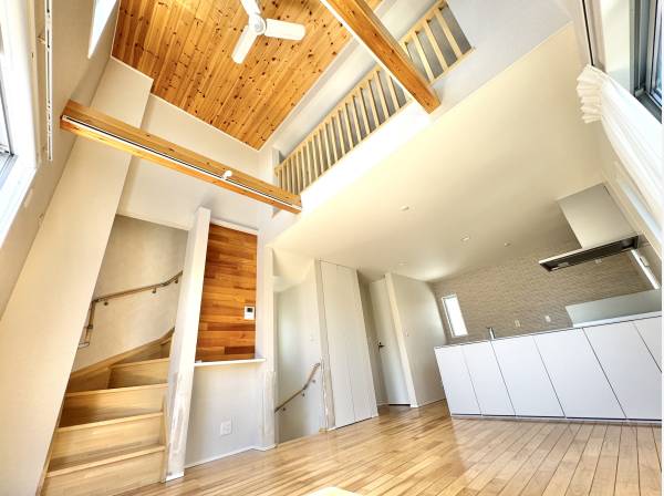 勾配天井とロフトが織りなす、光あふれる開放的LDK空間。