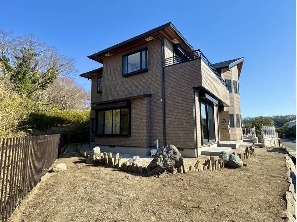 建物の奥に広がる余白を活かす配置がこの住まいの贅沢さ。